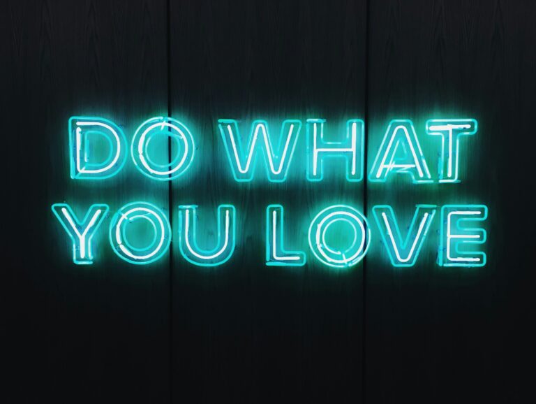 Neonlampe mit dem Text "Do what you love" zum Artikel: Tierarztpraxis gründen